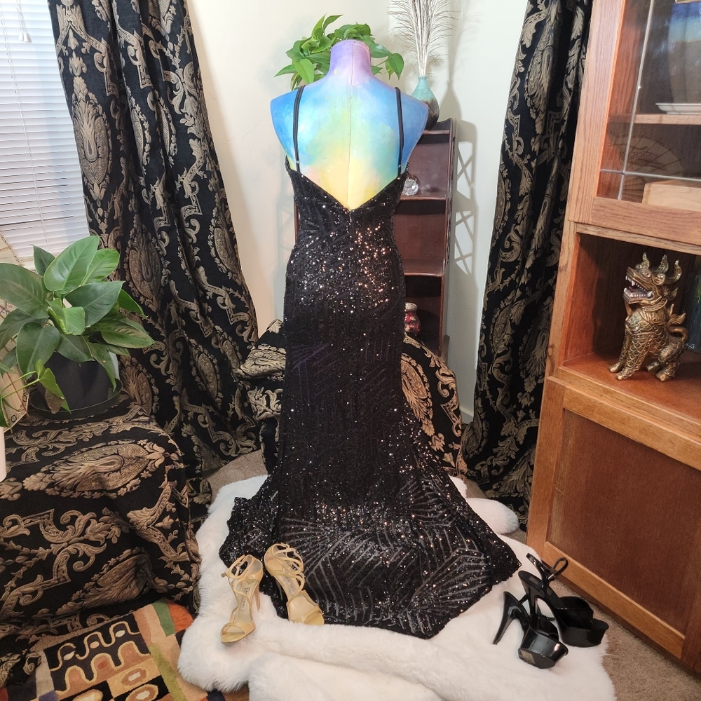 Gorgeous super sexy deep plunge sheer geometric pattern - Picture 2 of 2